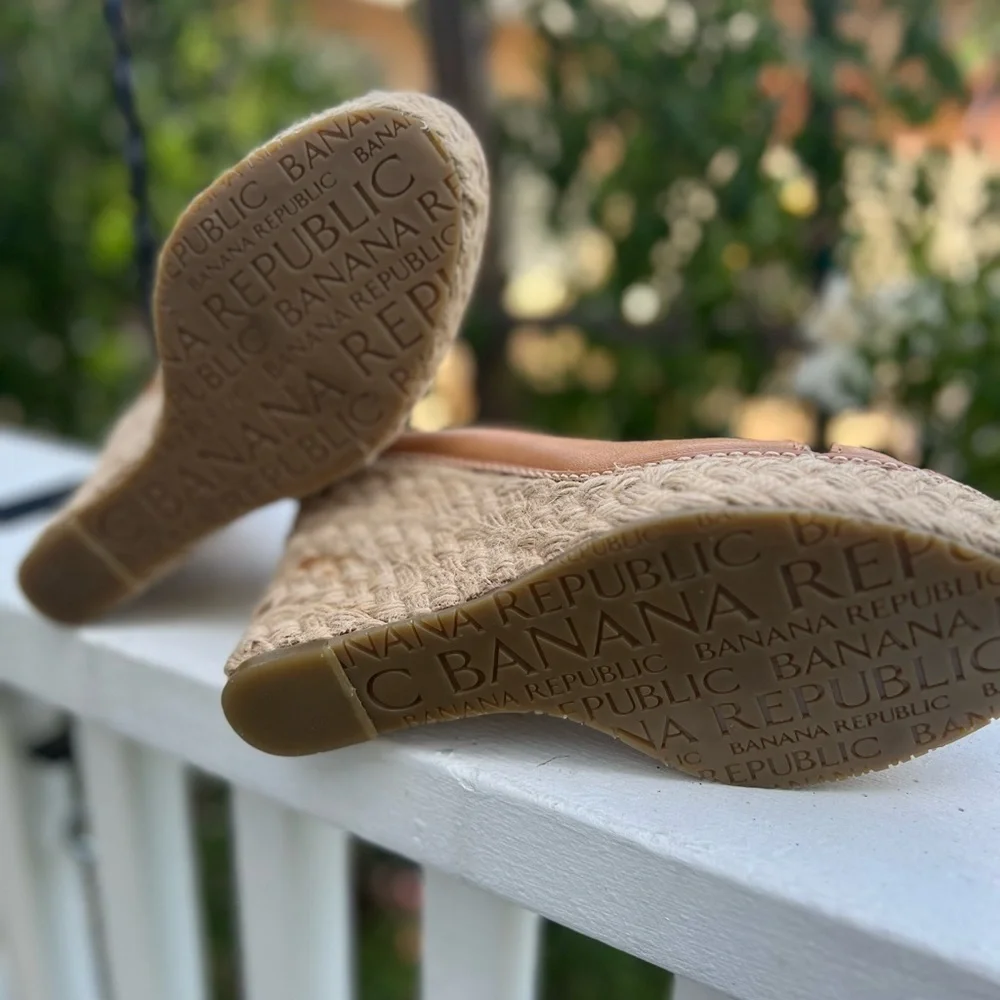 Banana Republic Tan Leather Wedge Peep-Toe